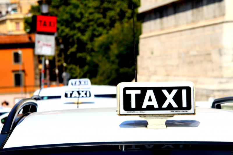 taxis-PUGET ROSTANG-min_taxi_auto_rome_road_white-1051610